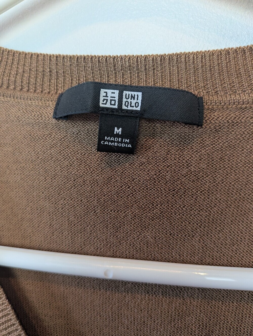 UNIQLO 100% Wool Women Sweater V Neck Brown Color Size Medium Classic Fit - Picture 3 of 9